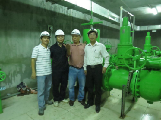 越南水利部主席与我公司ZJY46H活塞式减压阀合影